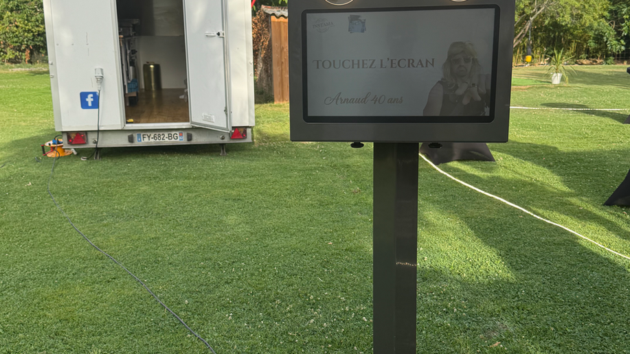 Photobooth Many installé sur pelouse pour événement en extérieur, Tarn-et-Garonne