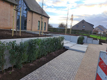 Keerwanden en trap voortuin