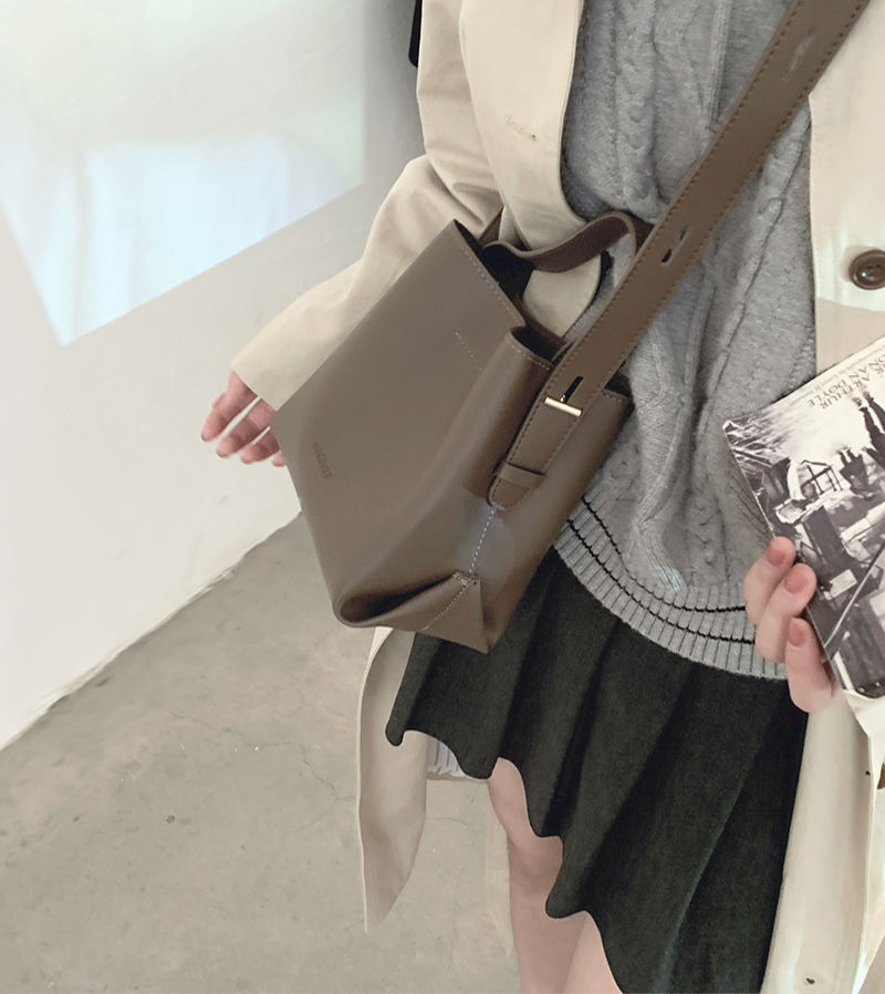 British Cross-body pouch
