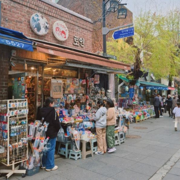 Souvenirs in Insadong street, Seoul