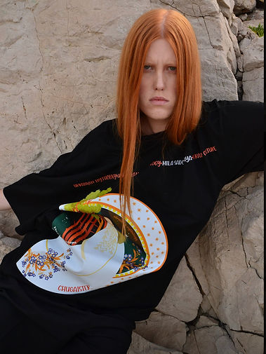 рыжая девушка в футболке оверсайз