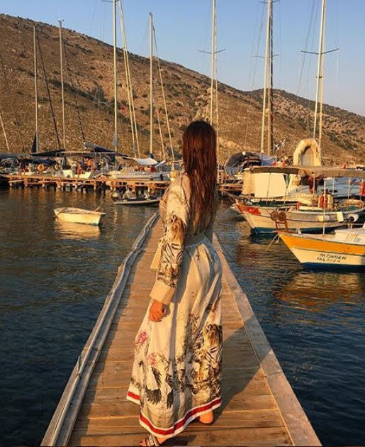 Девушка на яхте