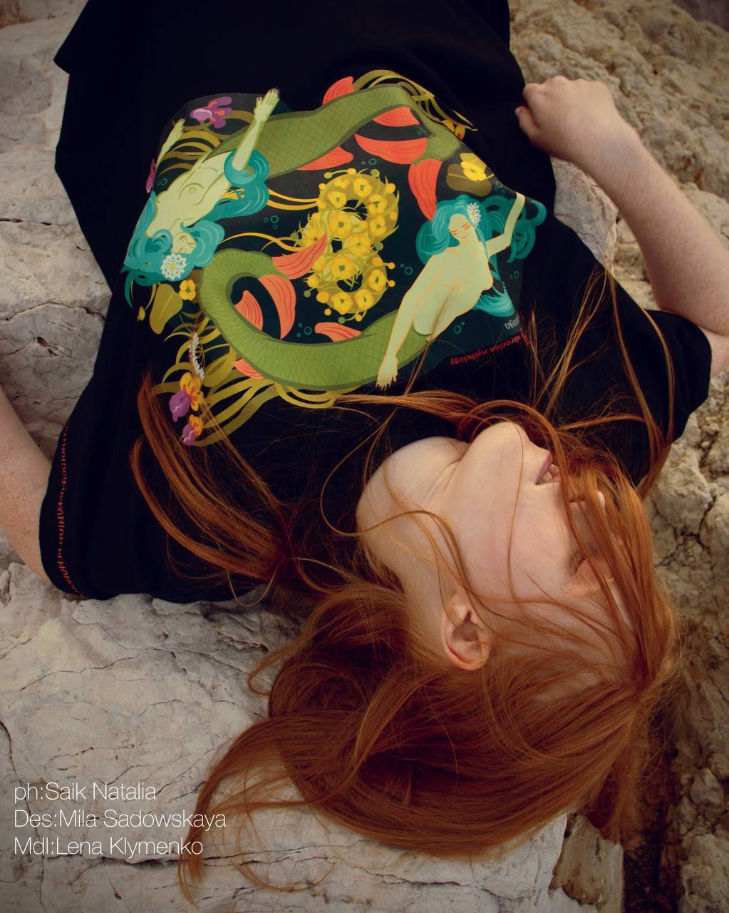 спящая в горах девушка