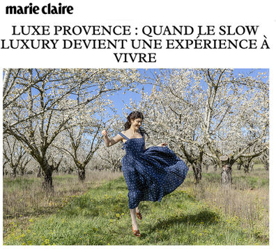 femme en robe dans les cerisiers