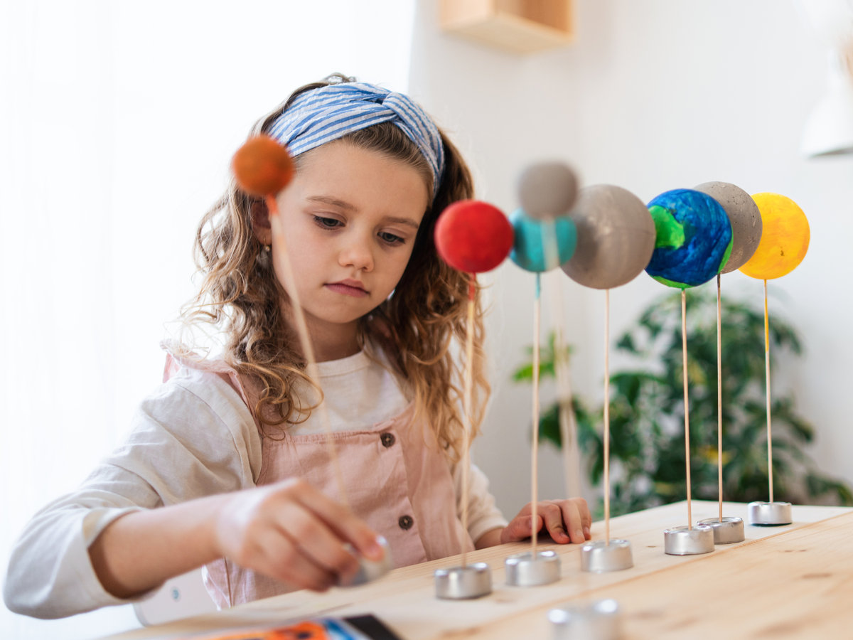 Une enfant suit un cours d'anglais en visioconférence