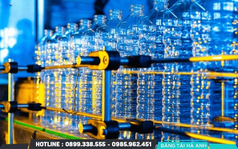 Giải pháp tự động hóa logistics nội bộ: Tích hợp mạng lưới băng tải trung chuyển tốc độ cao cho nhà xưởng đóng gói