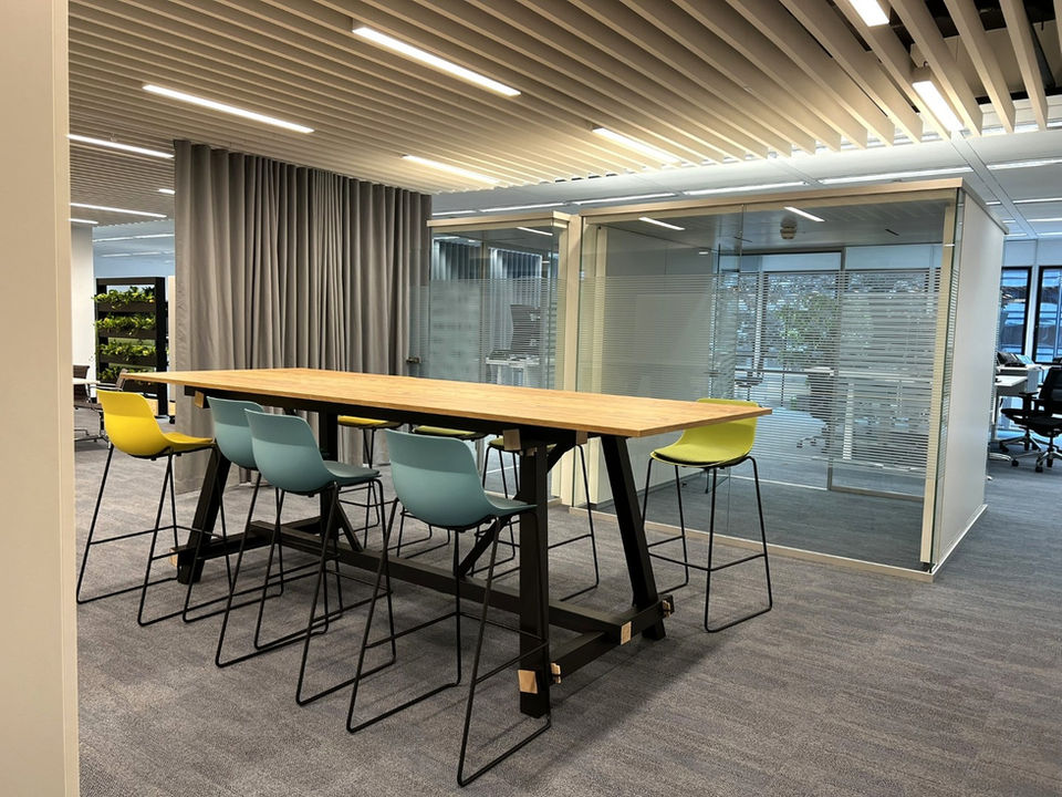 Hochtisch mit bunten Barhockern