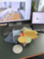 Materialmuster liegen neben Laptop 