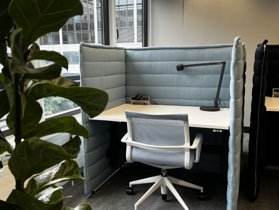 Workbay mit Tischlampe und Vitra Stuhl
