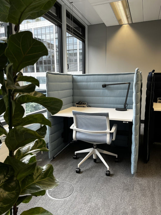 Workbay mit Tischlampe und Vitra Stuhl