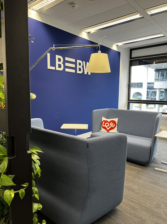 Loungesofas mit Bogenleuchte und Love Kissen