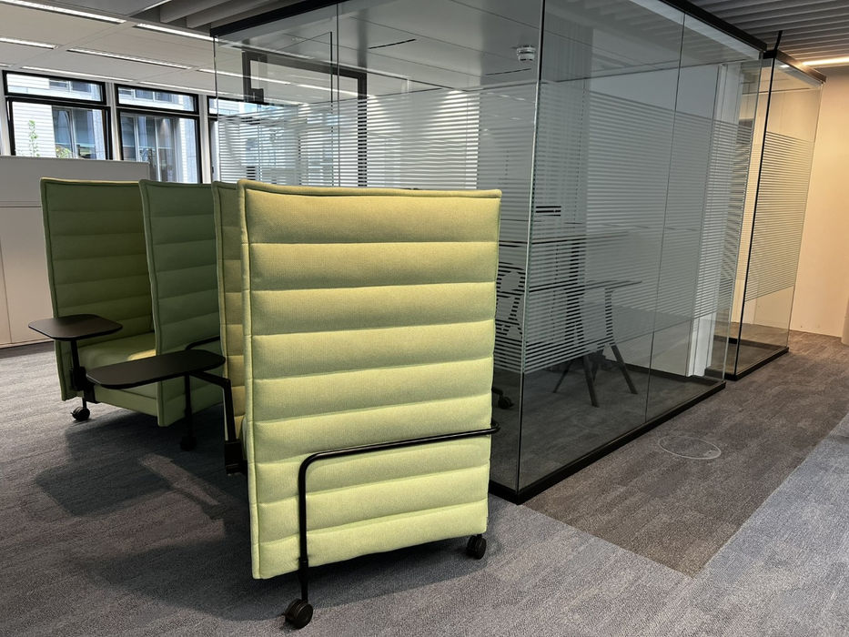 Vitra Alcove Sessel in grün vor Glaskubus