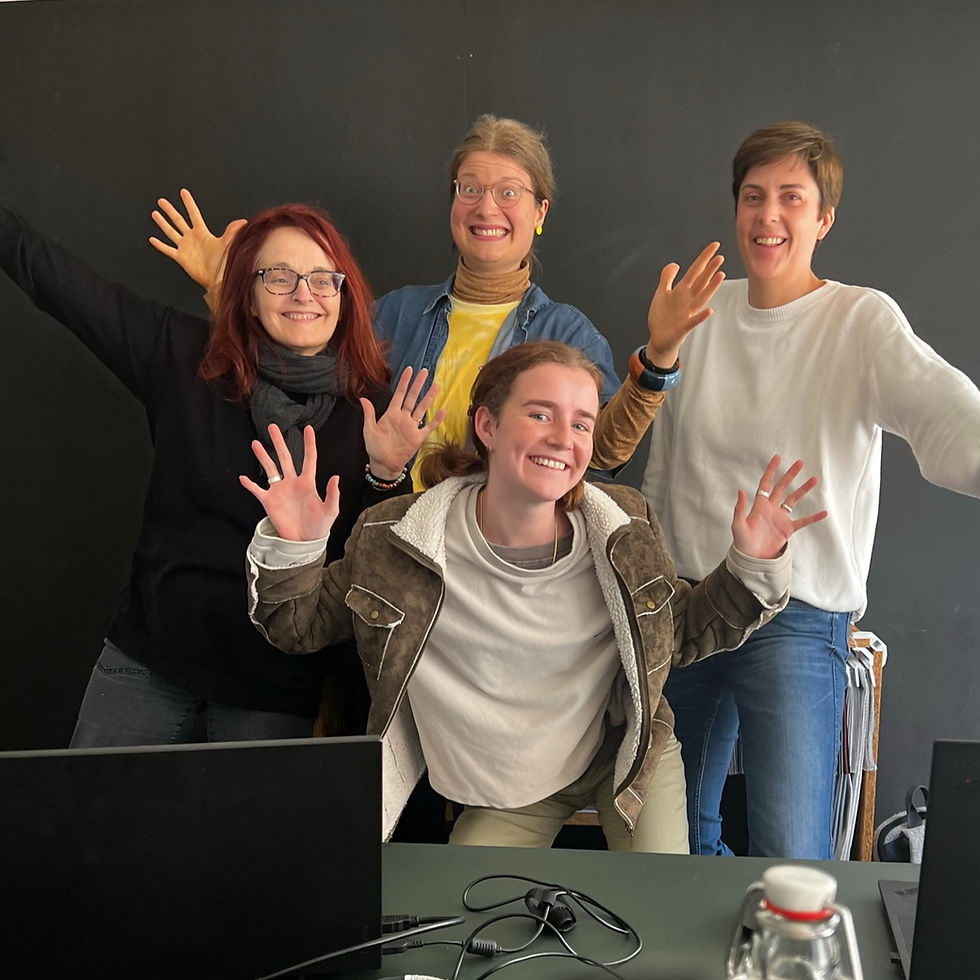 4 raum rebellen albern im Büro