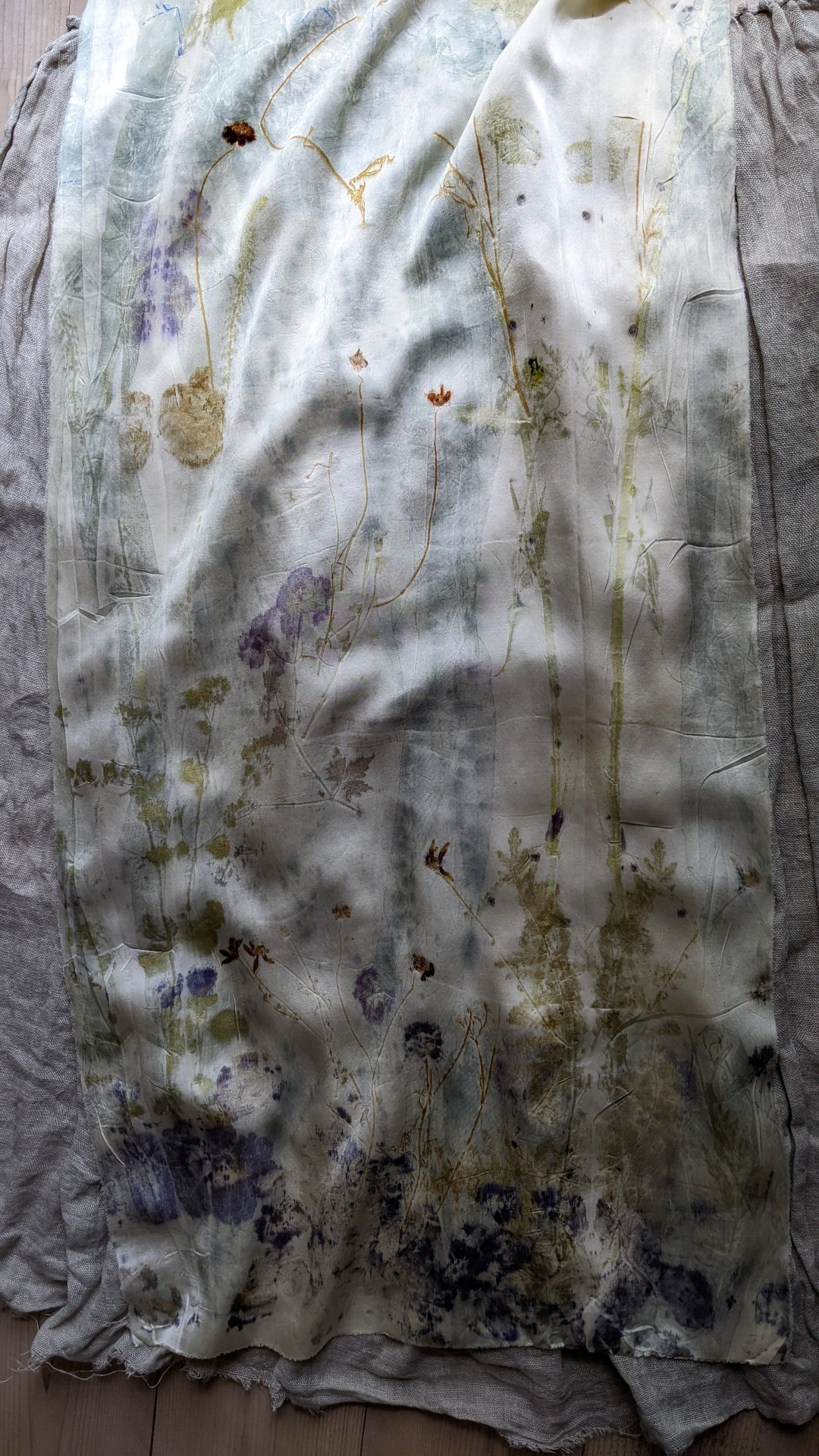 silk scarf, natural dyes, botanical dyes, ecoprint, ecoprinting, oluhi