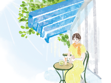 カフェでハーブティーを飲みながら日焼け止めを塗る女性