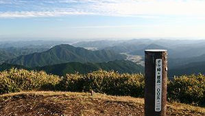 千ヶ峰山頂と標高1005.2mの山頂標識｜兵庫県神河町
