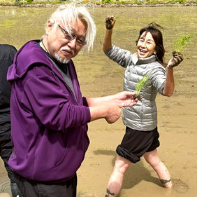 田植え体験に参加するミロクさんと
