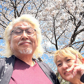 キセキノ岩屋で笑顔を見せるミロクさんとwakoさん