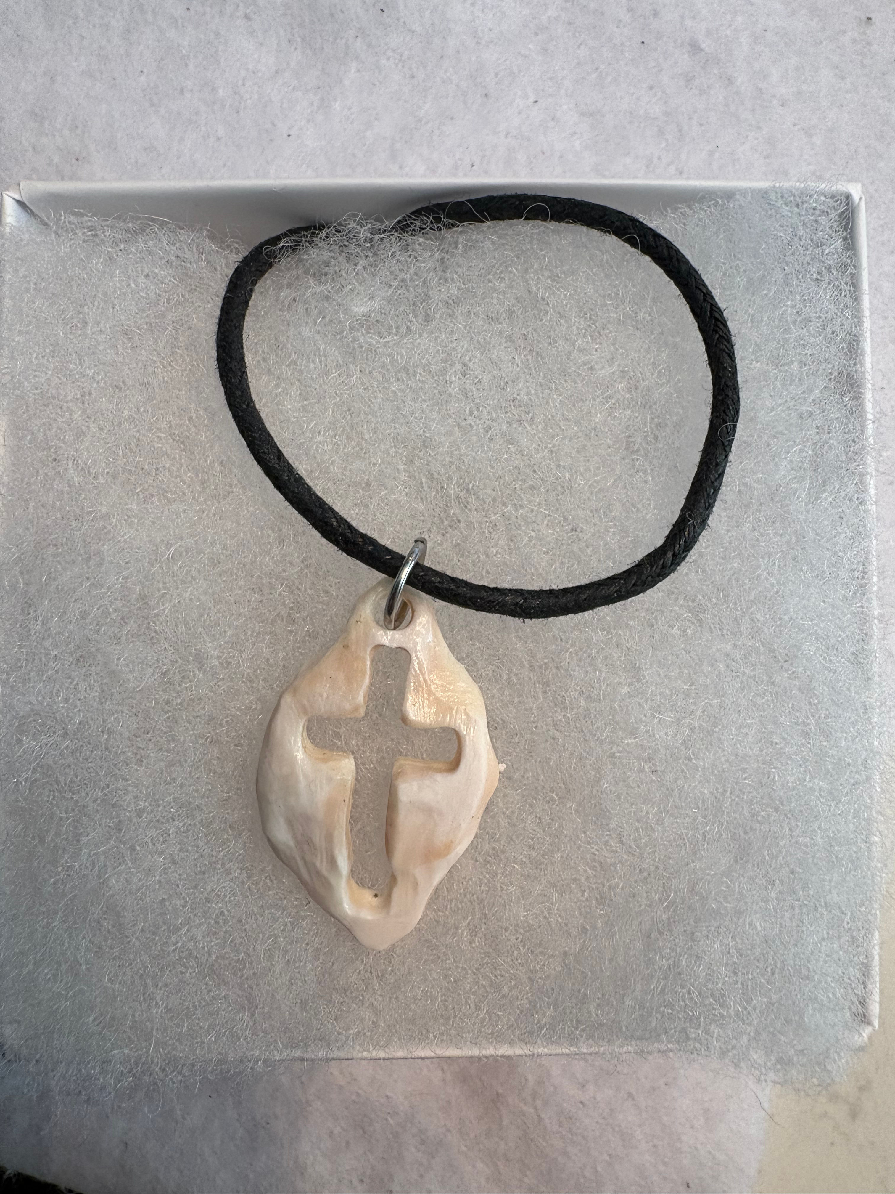 Whelk shell pendant w necklace