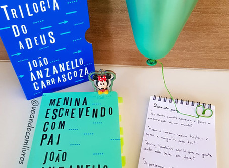Menina escrevendo com pai - Resenha