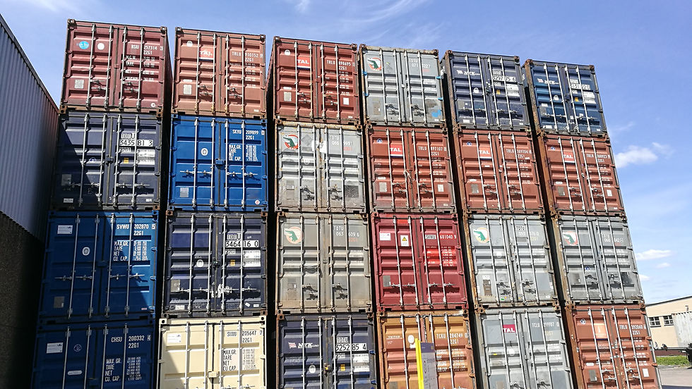 Ein Stapel Container vor blauem Himmel