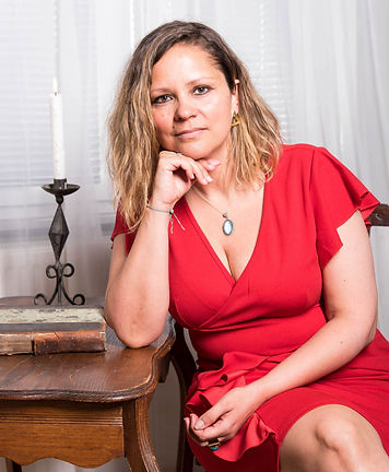photo de Mel - robe rouge en appuie sur une table