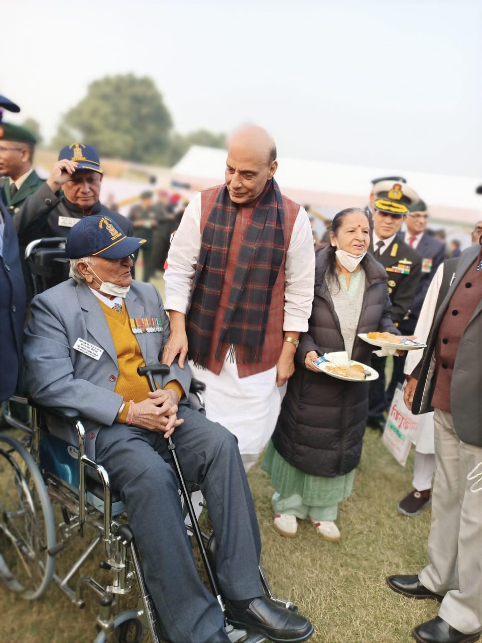 Cmde IJ Sharma with the Raksha Mantri Rajnath Singh at the felicitation of war heroes in 2021