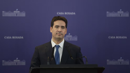 La trastienda del primer acto de Adrián Ravier, el nuevo vocero presidencial, en medio de las dudas sobre el futuro de Manuel Adorni