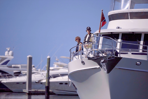 people on a yacht, steering with Dockmate® positions system