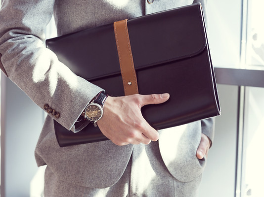 El hombre de negocios que sostiene la ca