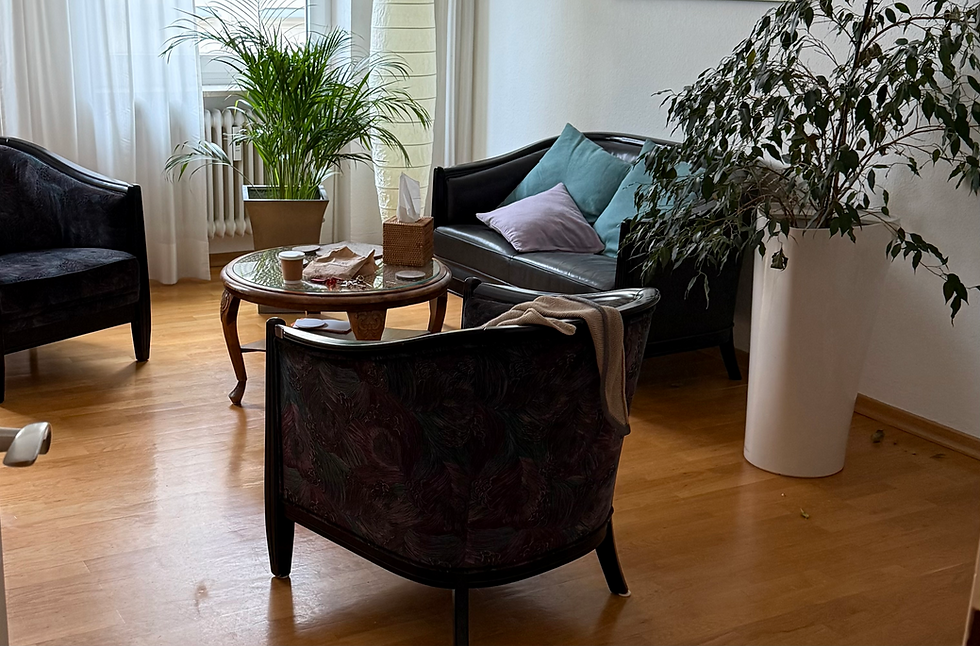 Ein Therapiegespräch, mit zwei Gläser Wasser auf dem Glastisch