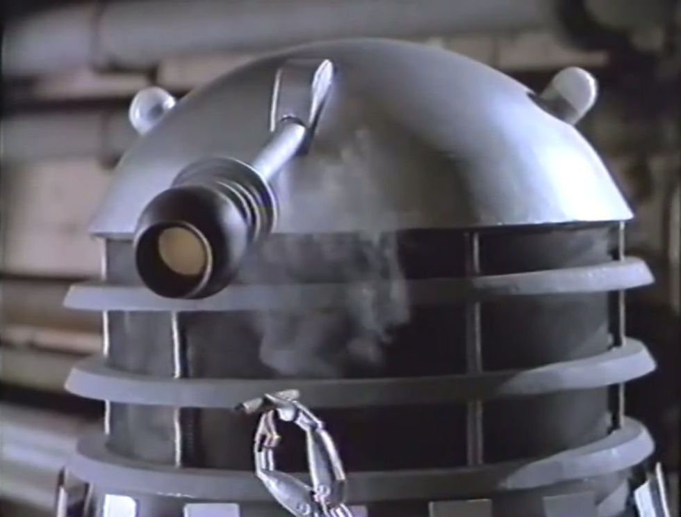 Далек курить цигарку