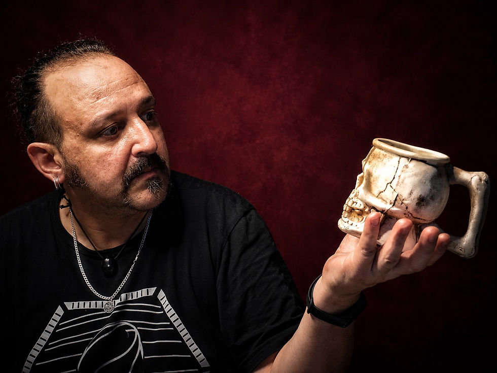 Sobre mi - El Dones con taza calavera.jpg