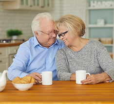 Esposos de edad avanzada que se encuentran tranquilos por qué cuentan con un seguro de vida.