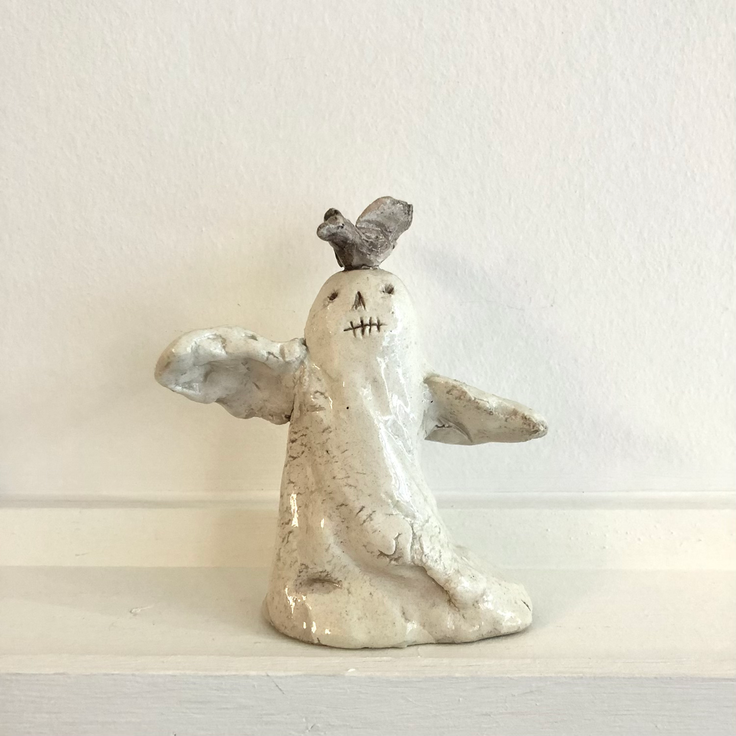 Fantôme coiffé d’un oiseau