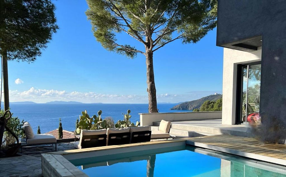 Modern villa pool overlooking the Côte d’Azur addicted sea view