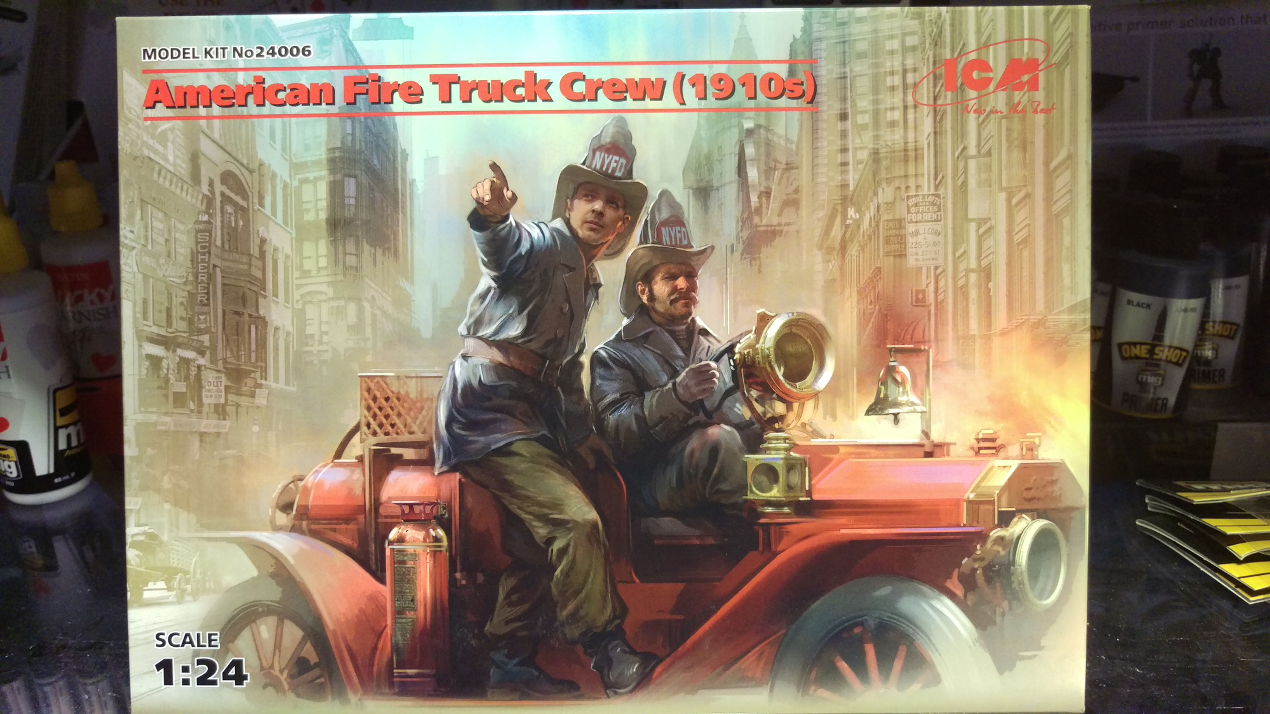 ICM american fire truck crew (2 figures) 1/24