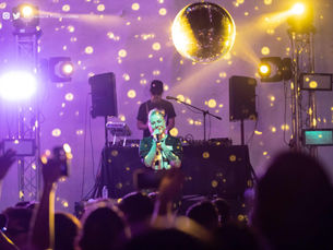 María Daniela flotó sobre nosotros y explotó la fiesta (tacha) con su Sonido Lasser