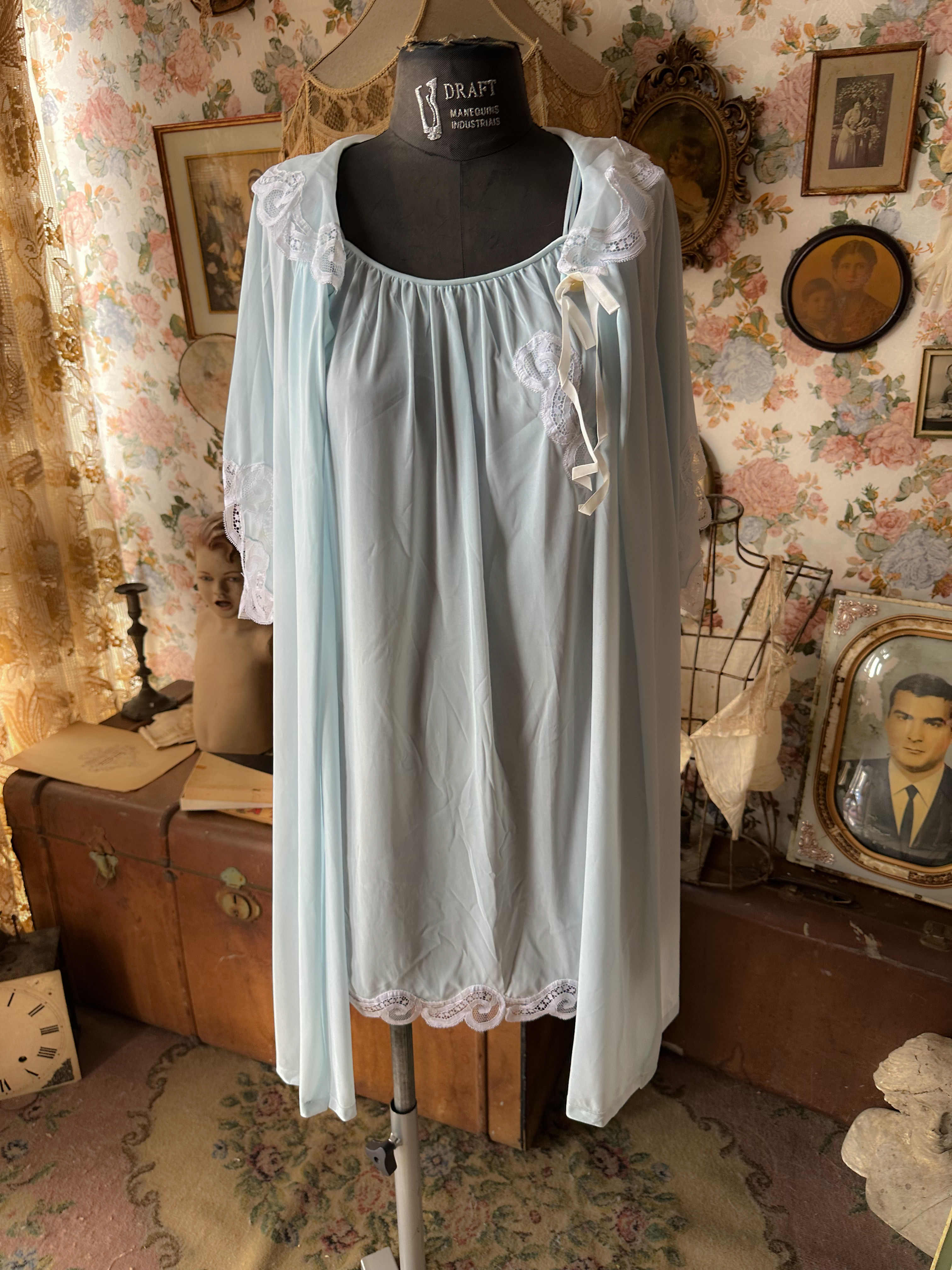 Conjunto de camisola com peignoir anos 60 em poliamida azul clarinho e rendas va