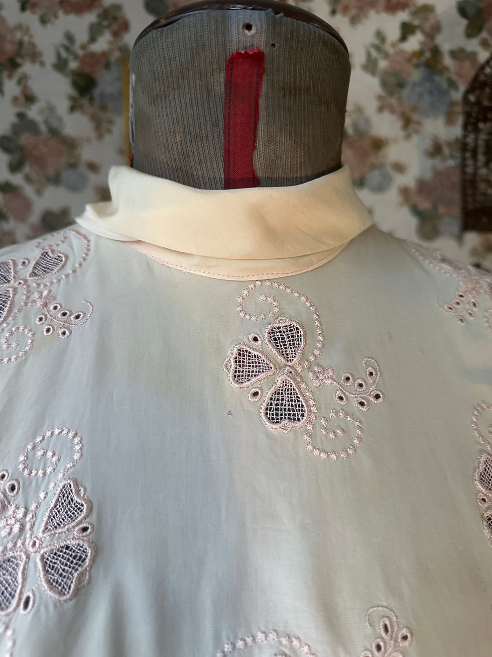 Miniatura:  Blusa vintage seda de viscose  bordados Richelieu, manga morcego e 