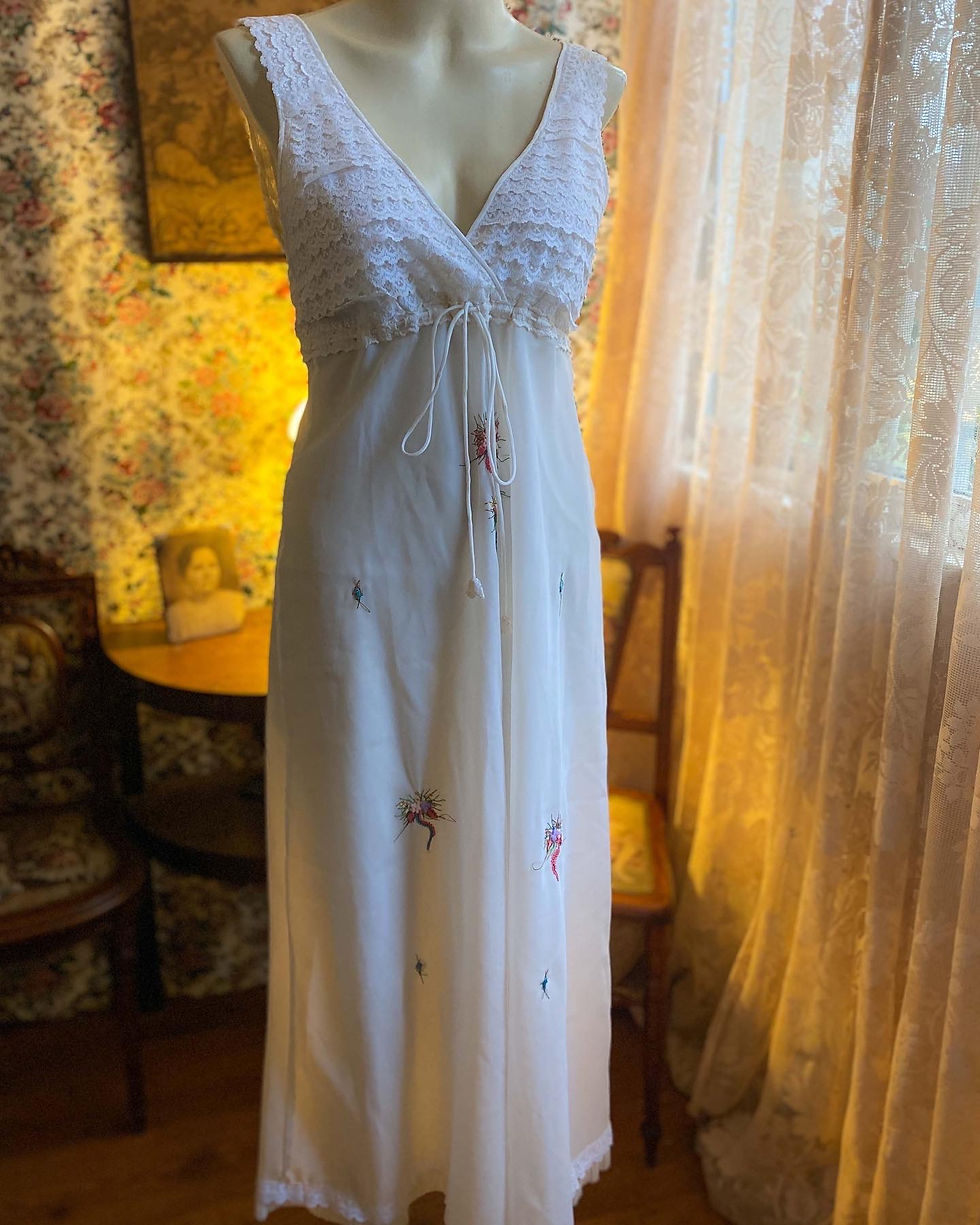 Miniatura: Conjunto camisola e peignoir anos 50 todo frufru