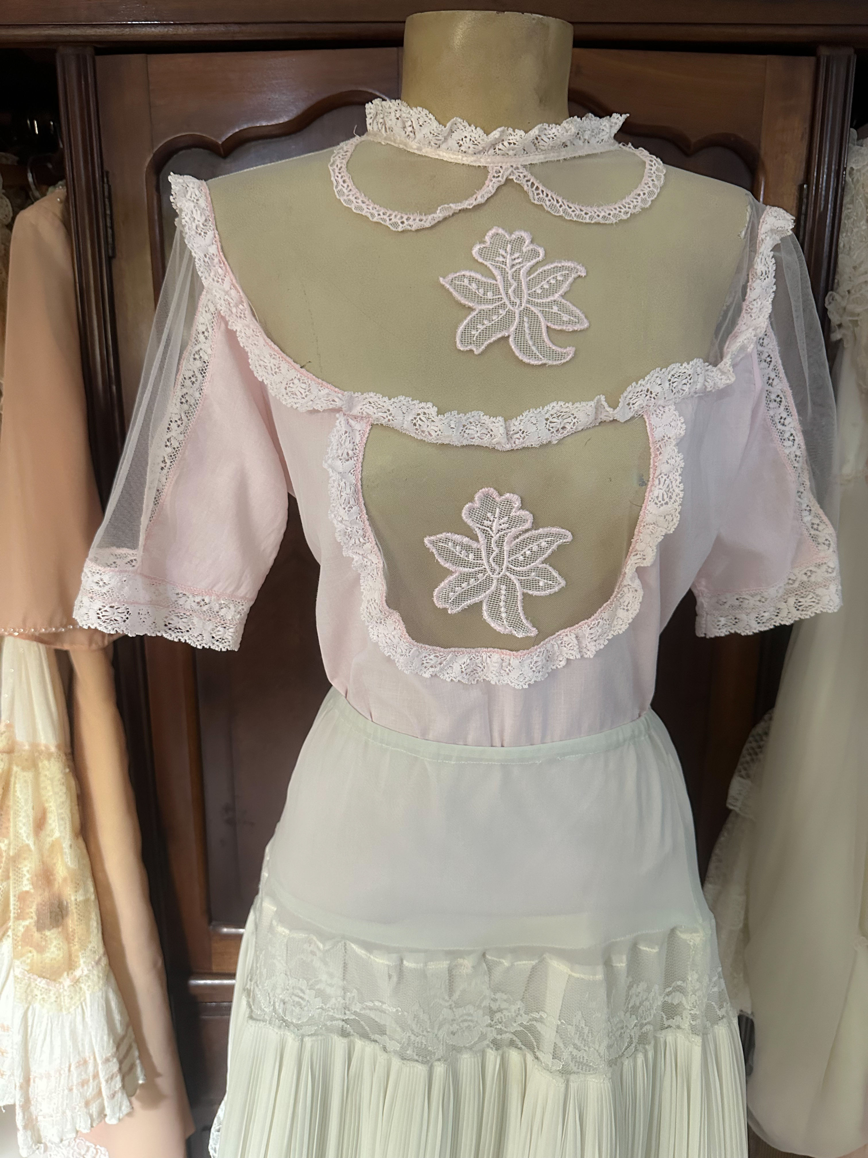 Blusa vintage 1970 rosinha tule com  rendas 