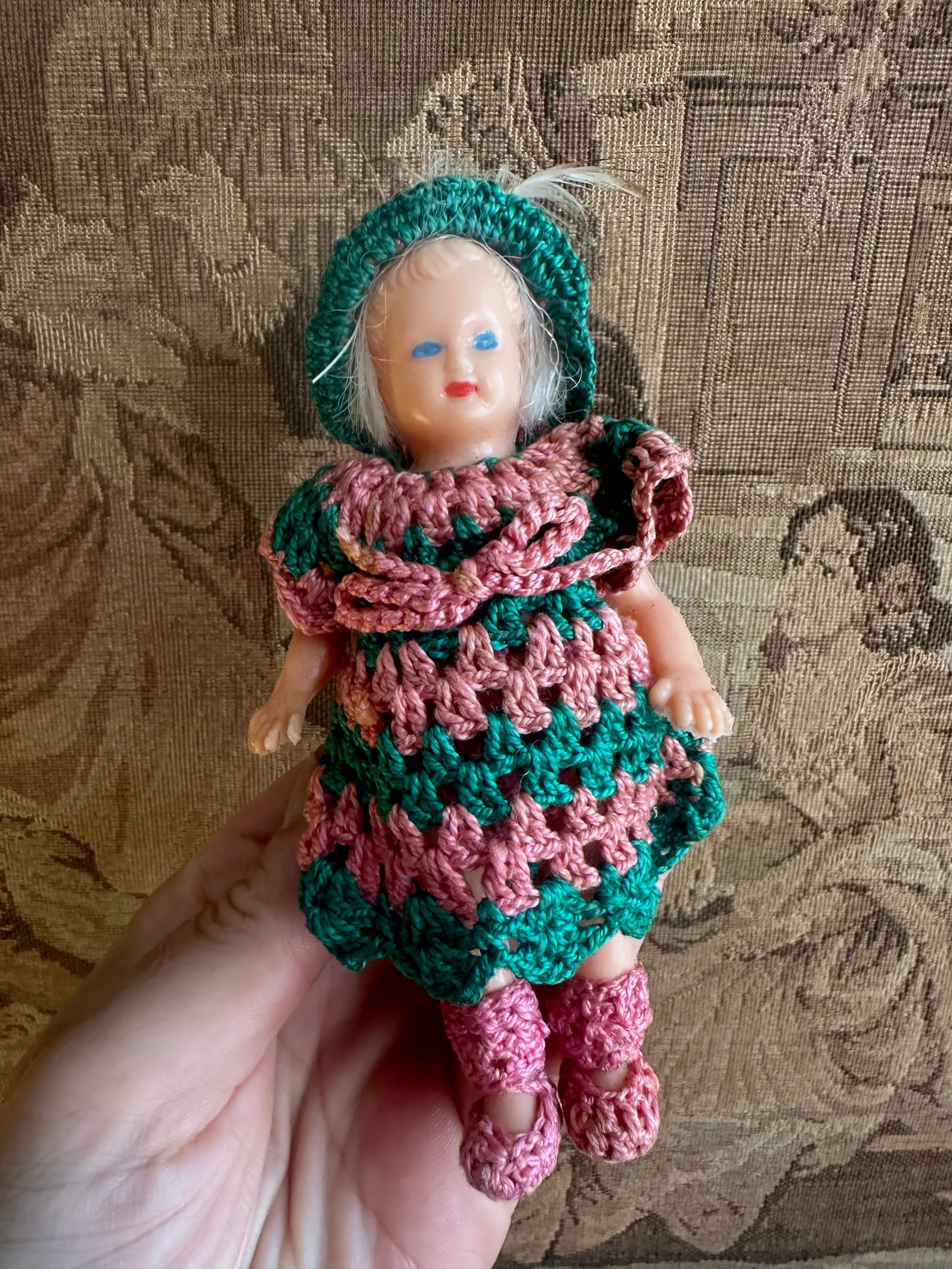 Boneca vintage plástico roupinha crochê rosa e verde 