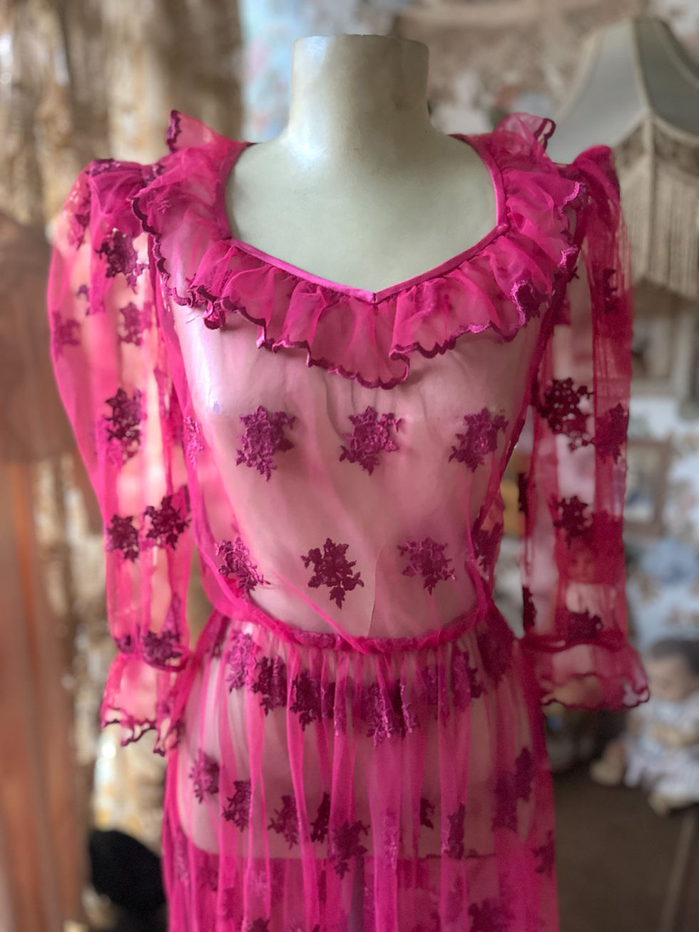 Miniatura: Vestido vintage modelo vitoriano renda de tule magenta 