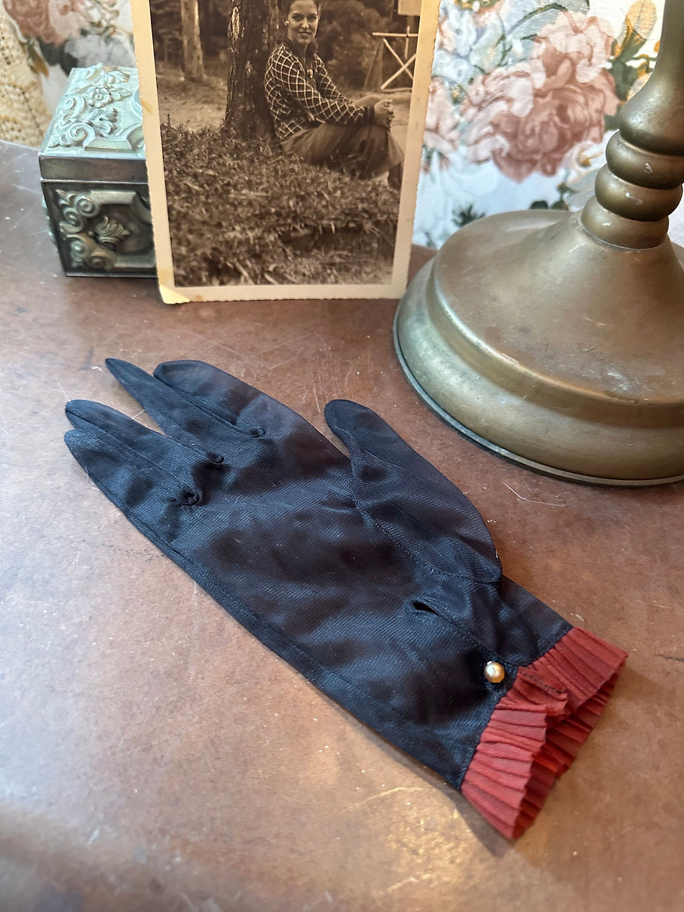 Miniatura: Par de luvas vintage tule preto e punho plisse vermelho 