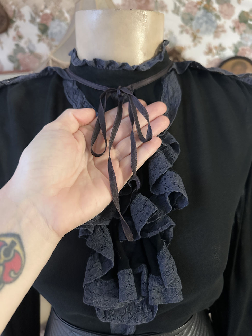 Miniatura: Blusa vintage 60/70 ELLE ET LUI  vitoriana preta, com gola alta e p
