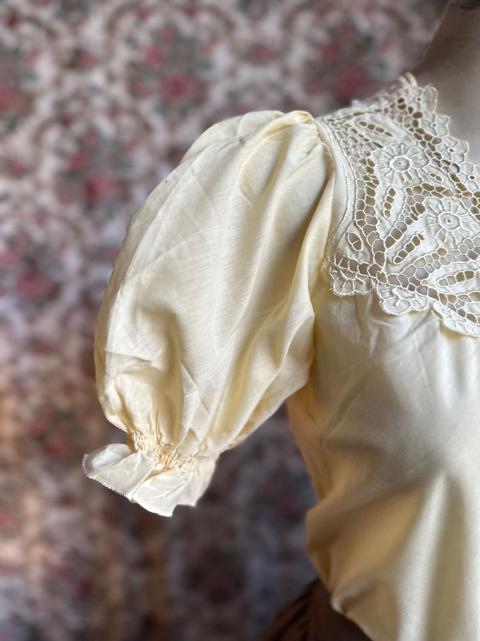 Miniatura: Blusa vintage bordado richelieu perola manga bufante 