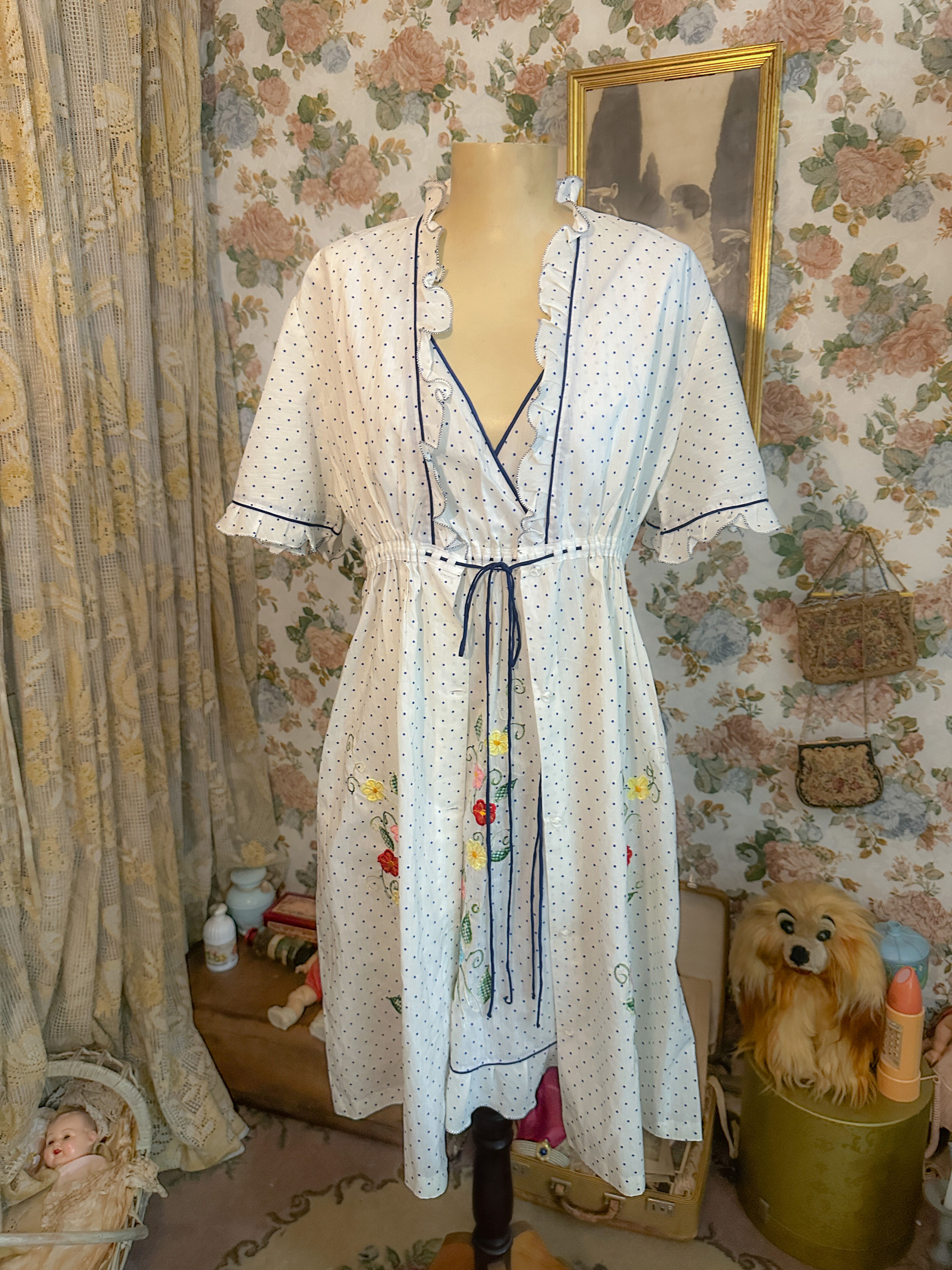 Conjunto vintage camisola Peignoir algodão branco bolinhas azuis bordados flores