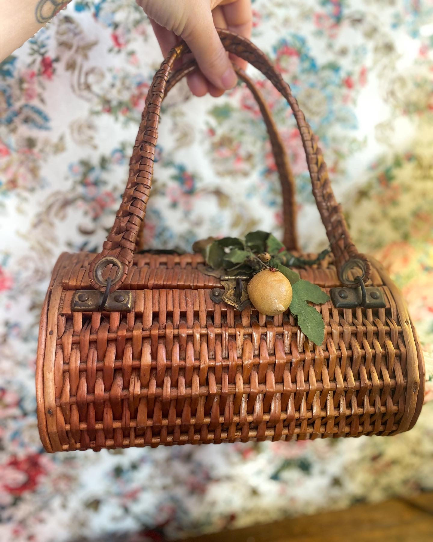 Bolsa tipo cesta palha vintage 1950 com frutas  