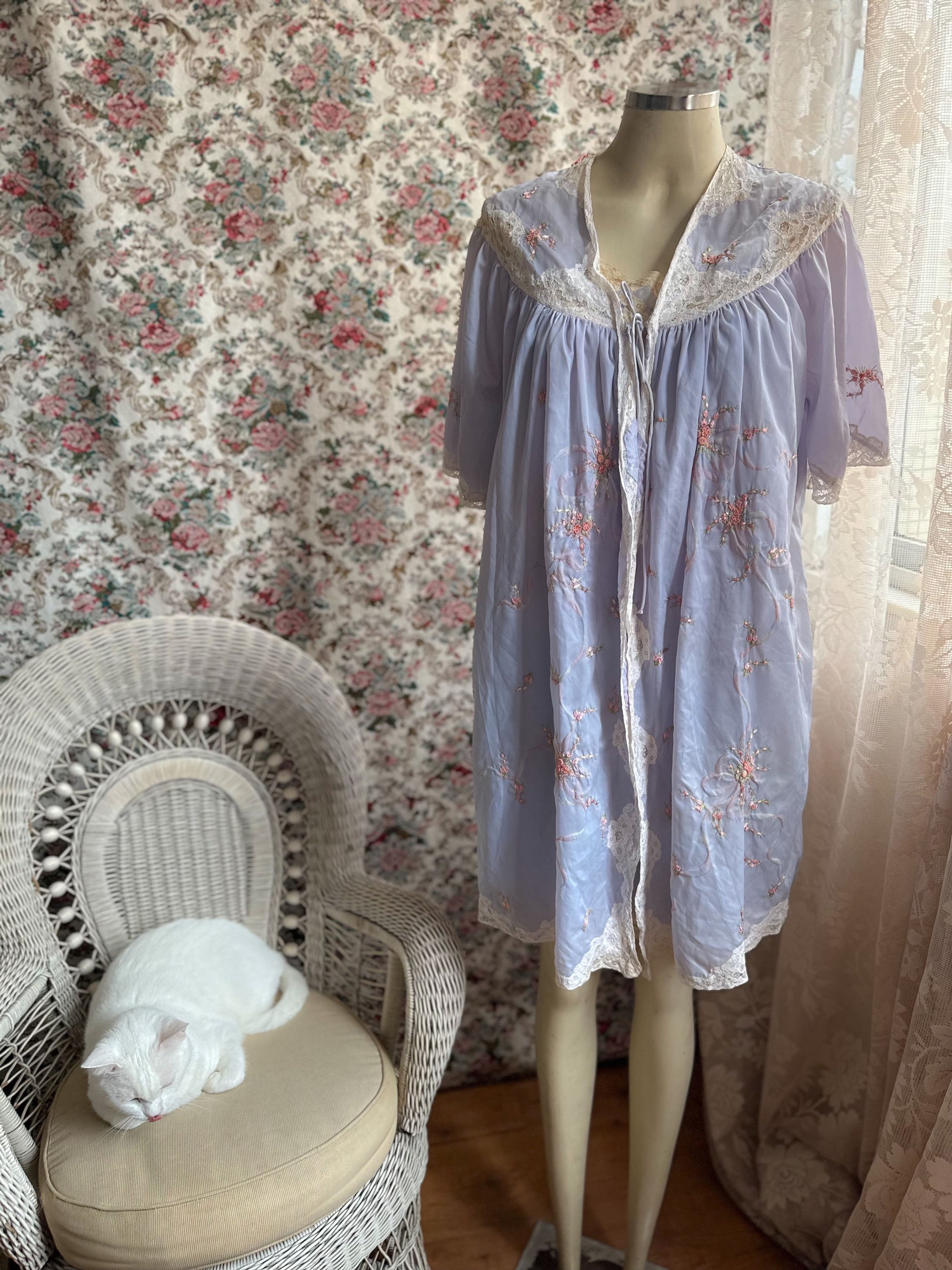 Conjunto vintage camisola e peignoir anos 50 lavanda bordado 